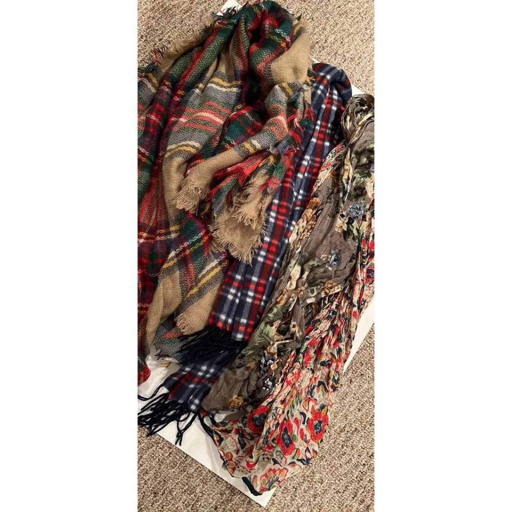 Lot of 4 scarves